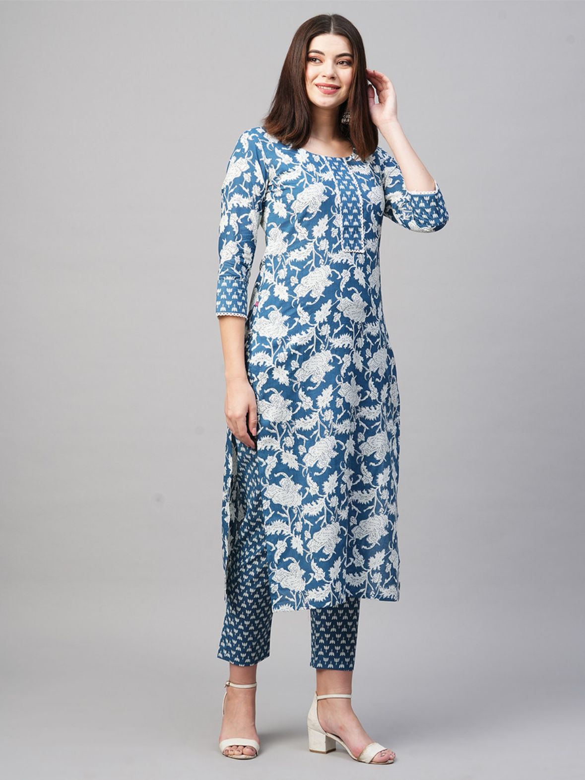 Women Floral Printed Cotton Kurta with Trousers