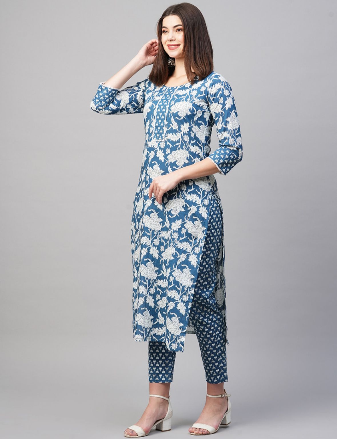 Women Floral Printed Cotton Kurta with Trousers