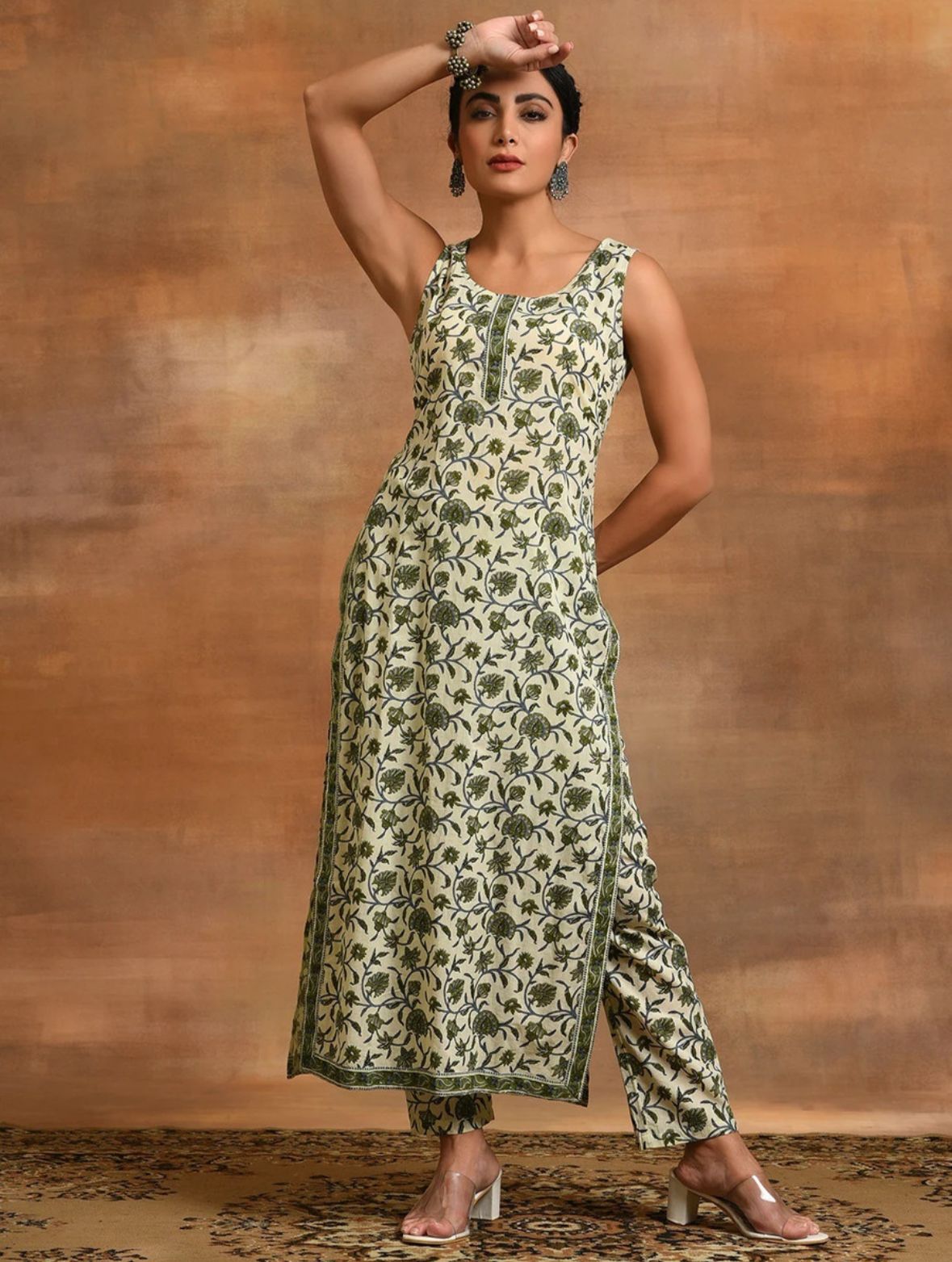 Women white, green printed kurta pant set